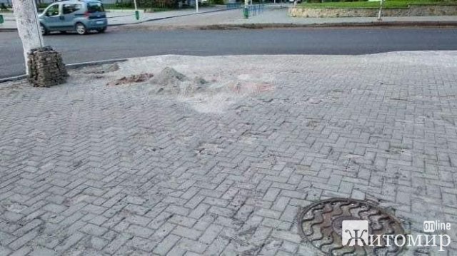 У Житомирі, укладаючи асфальт на Великій Бердичівській, робітники пошкодили тротуарні плитку. ФОТО
