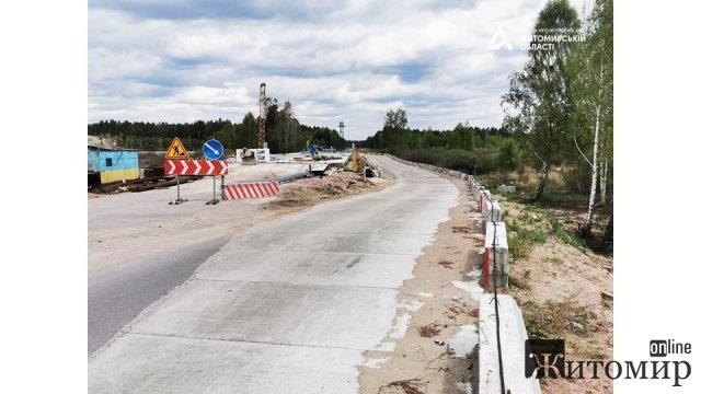 На прикордонному мосту, що на шляху М-21 в Житомирській області, завершено влаштування монолітної плити. ФОТО