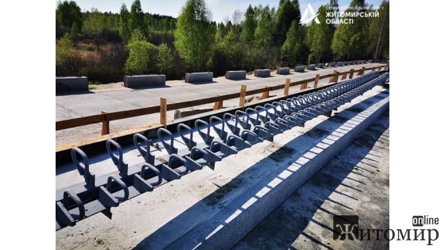 На прикордонному мосту, що на шляху М-21 в Житомирській області, завершено влаштування монолітної плити. ФОТО