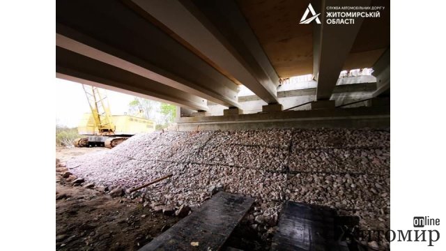 На прикордонному мосту, що на шляху М-21 в Житомирській області, завершено влаштування монолітної плити. ФОТО