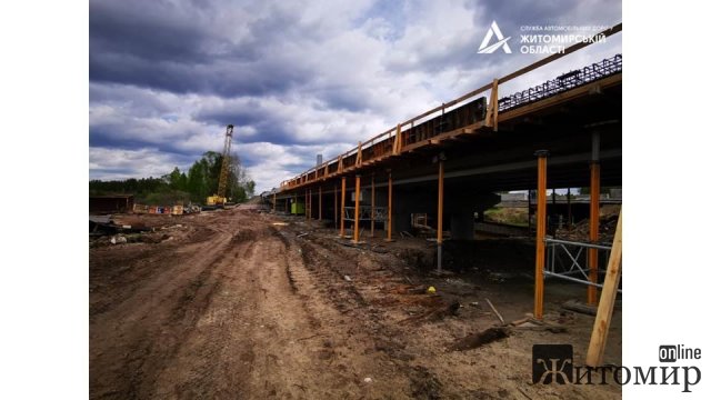 На прикордонному мосту, що на шляху М-21 в Житомирській області, завершено влаштування монолітної плити. ФОТО