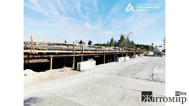 На прикордонному мосту, що на шляху М-21 в Житомирській області, завершено влаштування монолітної плити. ФОТО