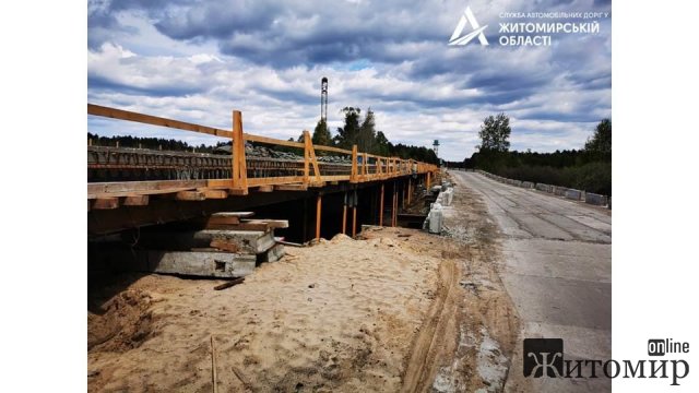 На прикордонному мосту, що на шляху М-21 в Житомирській області, завершено влаштування монолітної плити. ФОТО