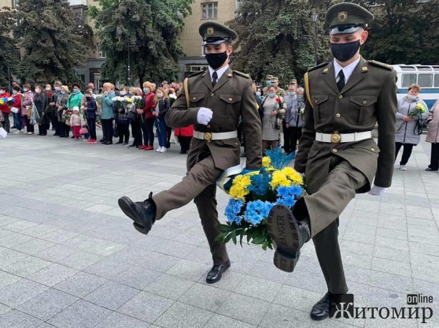 У Житомирі вшанували військових, які загинули на сході України. ФОТО