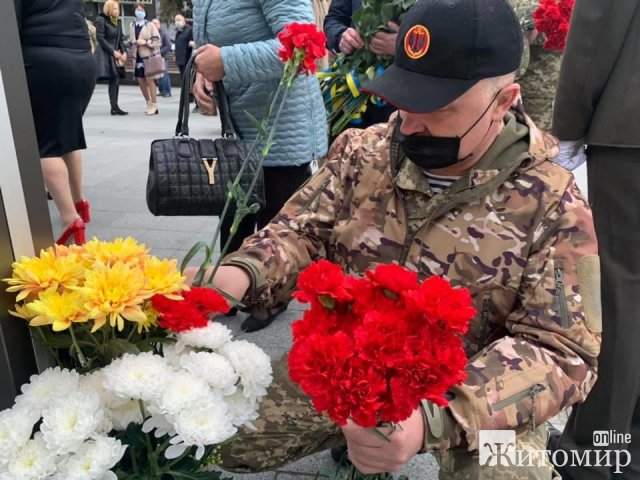 У Житомирі вшанували військових, які загинули на сході України. ФОТО