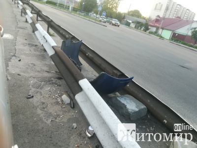 Вночі у Житомирі водій влетів у відбійник. ФОТО