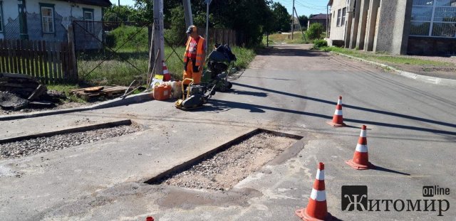 У селищі Житомирської області відновлюють нове дорожнє покриття, яке пошкодила вантажівка. ФОТО У селищі Житомирської області відновлюють нове дорожнє покриття, яке пошкодила вантажівка. ФОТО