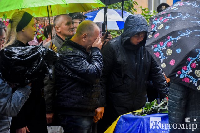 Житомирщина сльозами та дощем зустрічала загиблих у авіатрощі курсантів Житомирщина сльозами та дощем зустрічала загиблих у авіатрощі курсантів