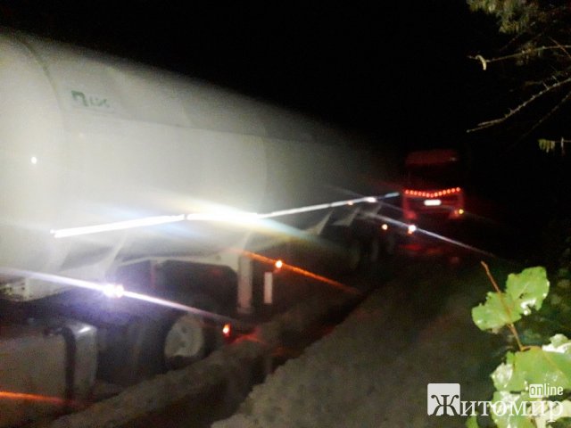 На Житомирщині злетіла у кювет вантажівка, яка перевозила газ. ФОТО