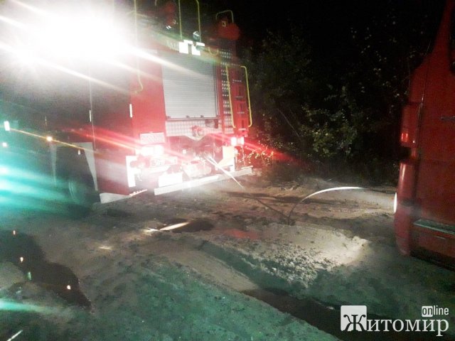 На Житомирщині злетіла у кювет вантажівка, яка перевозила газ. ФОТО