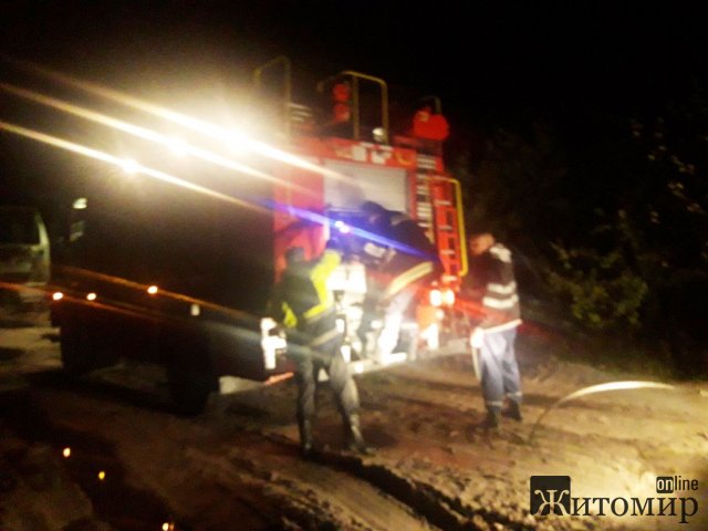 На Житомирщині злетіла у кювет вантажівка, яка перевозила газ. ФОТО