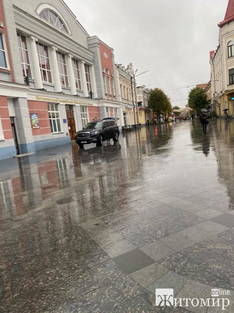 Дощова Михайлівська з одинокою автівкою. ФОТО Дощова Михайлівська з одинокою автівкою. ФОТО