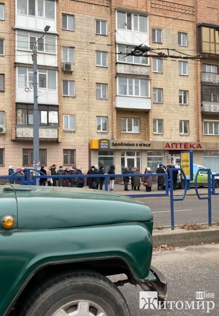 На Київській в Житомирі - черга за молоком. ФОТО На Київській в Житомирі - черга за молоком. ФОТО