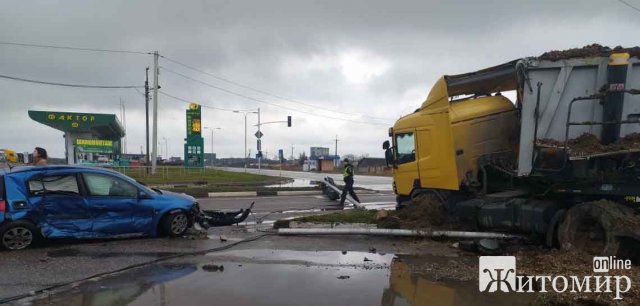 На трасі в Житомирській області вантажівка зіштовхнулась з Renault, постраждала 10-річна дитина. ФОТО