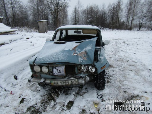 На Житомирщині ВАЗ з’їхав у кювет: постраждав пасажир, який згодом помер. ФОТО