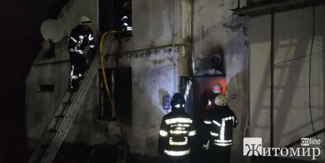 У Житомирі горів будинок на чотирьох господарів: рятувальники виявили тіло жінки. ФОТО
