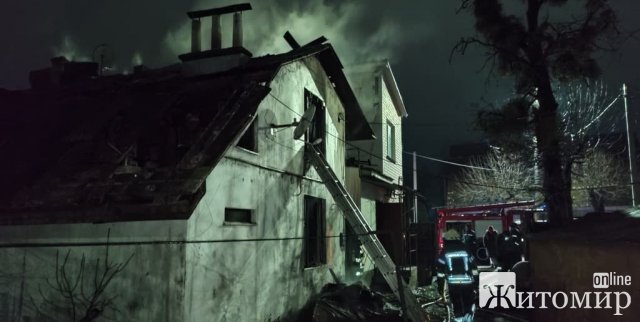 У Житомирі горів будинок на чотирьох господарів: рятувальники виявили тіло жінки. ФОТО