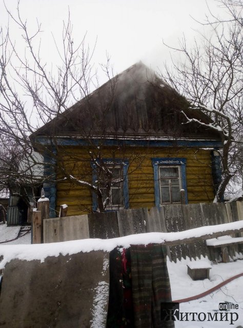У селі на півночі Житомирської області горів будинок: рятувальники вивели з приміщення чоловіка. ФОТО