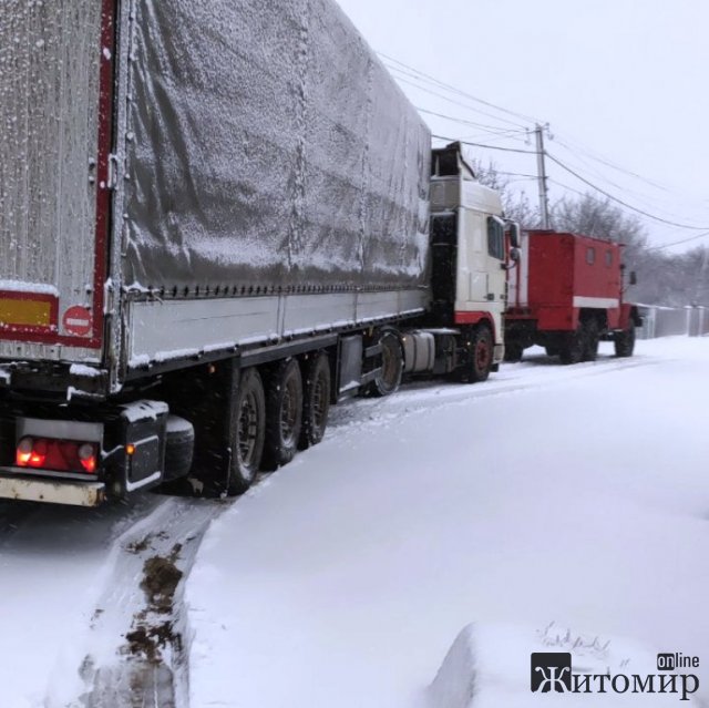 У селі на Житомирщині рятувальники витягували з багнюки "швидку" та вантажівку. ФОТО