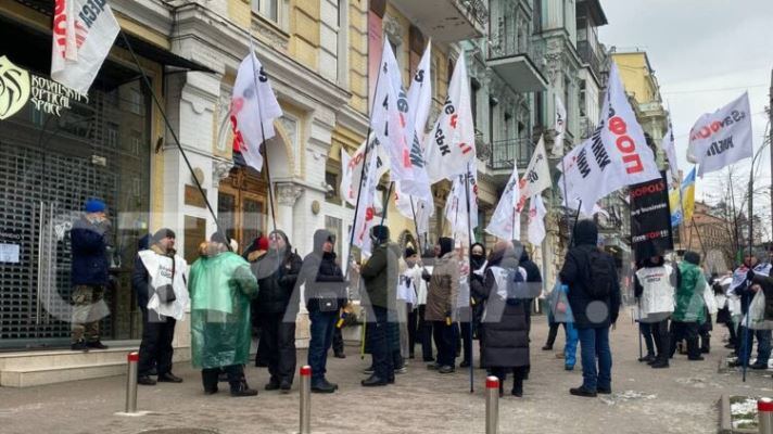 ФОПы протестуют под офисом мамы главы финансового Комитета Рады и требуют забрать сына на перевоспитание ФОПы протестуют под офисом мамы главы финансового Комитета Рады и требуют забрать сына на перевоспитание