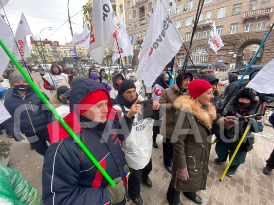 ФОПы протестуют под офисом мамы главы финансового Комитета Рады и требуют забрать сына на перевоспитание ФОПы протестуют под офисом мамы главы финансового Комитета Рады и требуют забрать сына на перевоспитание