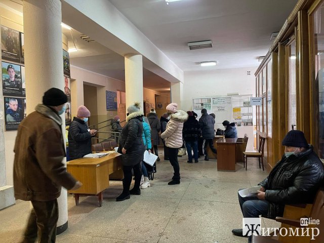 Величезні черги у приміщенні Богунської райради в Житомирі. ФОТО