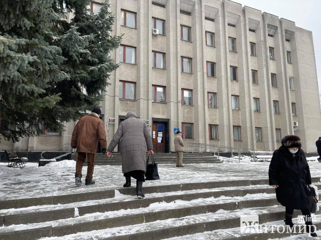 Величезні черги у приміщенні Богунської райради в Житомирі. ФОТО