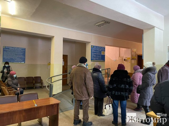 Величезні черги у приміщенні Богунської райради в Житомирі. ФОТО