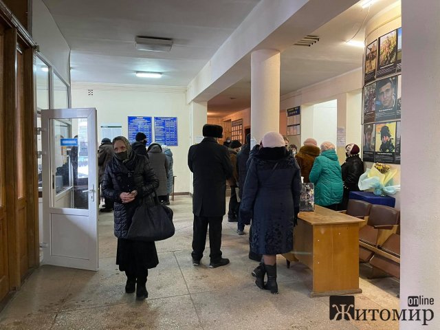 Величезні черги у приміщенні Богунської райради в Житомирі. ФОТО