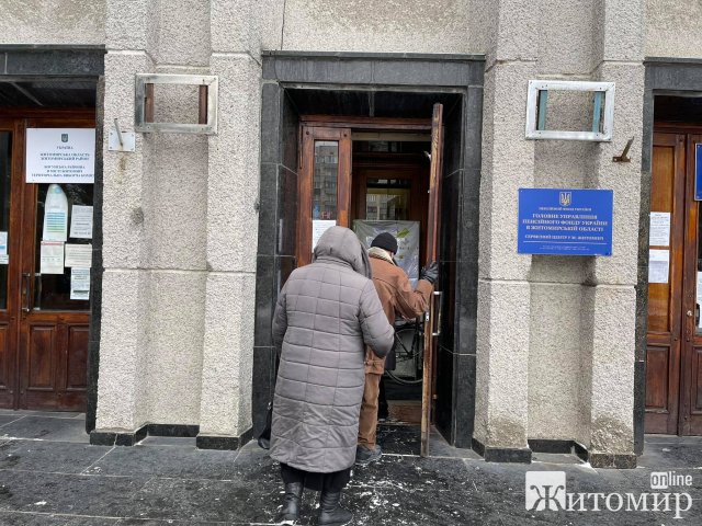Величезні черги у приміщенні Богунської райради в Житомирі. ФОТО