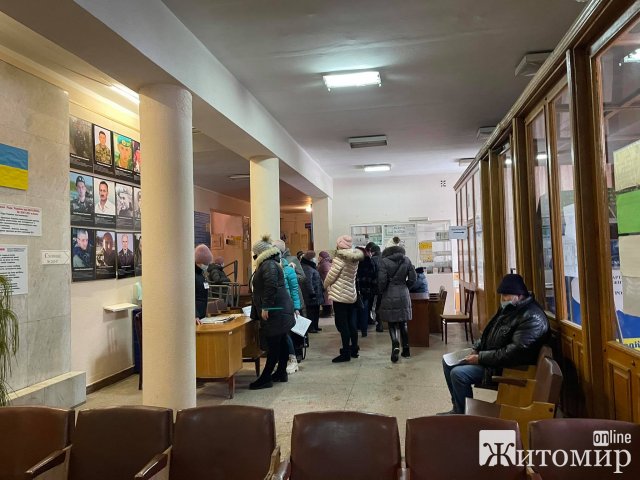 Величезні черги у приміщенні Богунської райради в Житомирі. ФОТО