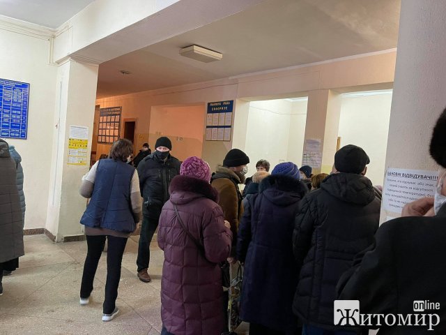 Величезні черги у приміщенні Богунської райради в Житомирі. ФОТО