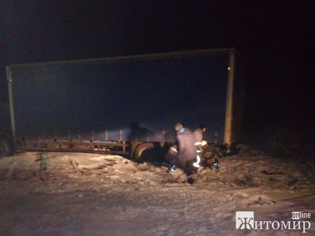 У Чуднівському районі рятувальники витягували MAN з кювету. ФОТО
