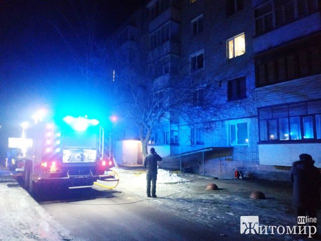 У місті на Житомирщині в задимленій багатоповерхівці рятувальники знайшли безхатька та передали медикам. ФОТО