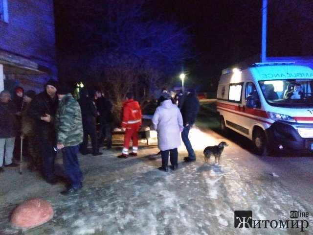 У місті на Житомирщині в задимленій багатоповерхівці рятувальники знайшли безхатька та передали медикам. ФОТО