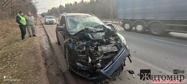 На трасі у Житомирській області Ford в’їхав у вантажівку. ФОТО