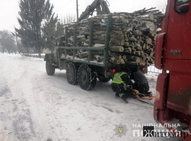 Через великі насипи снігу в Житомирській області поліцейські допомагають витягувати автівки із заметів. ФОТО