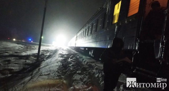 У Житомирській області сталася пожежа під час руху потягу сполученням "Львів-Бахмут". ФОТО