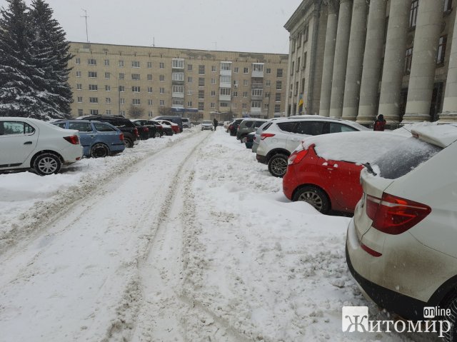 Центр Житомира ніяк не можуть розчистити від снігу. ФОТО