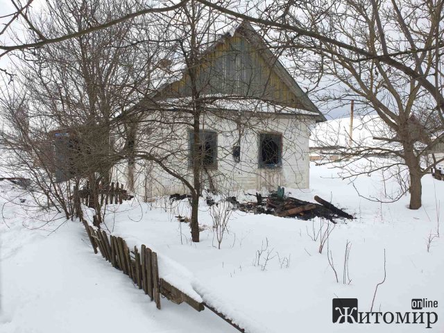 У селі Новоград-Волинського району горів будинок, загинув чоловік. ФОТО