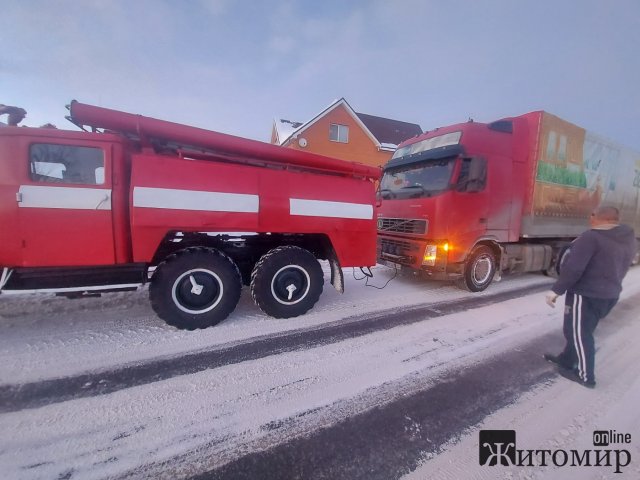 Як у Житомирській області рятувальники витягали зі снігових заметів вантажівки. ФОТО