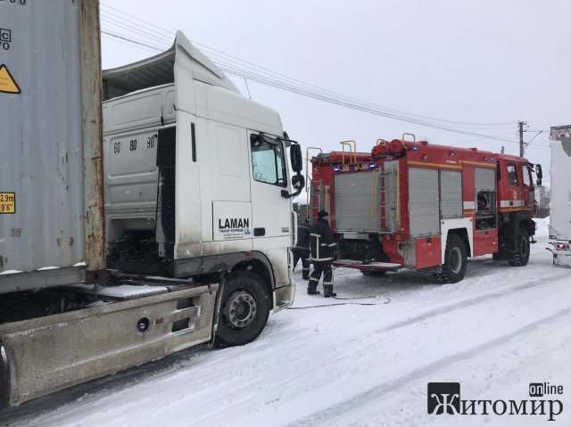 Як у Житомирській області рятувальники витягали зі снігових заметів вантажівки. ФОТО