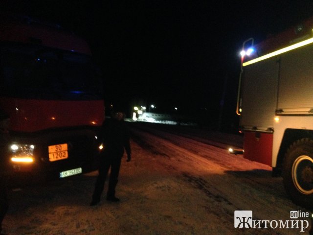 Як у Житомирській області рятувальники витягали зі снігових заметів вантажівки. ФОТО