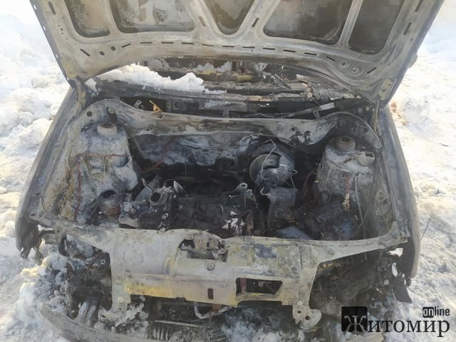 У селі на Житомирщині горіла Skoda: пошкоджено Range Rover, який знаходився поруч. ФОТО