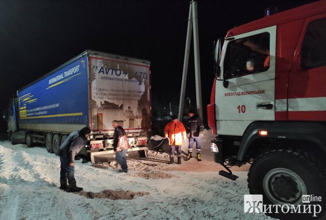 У Новограді-Волинському вантажівка перекрила рух "швидкій", яка їхала на виклик. ФОТО