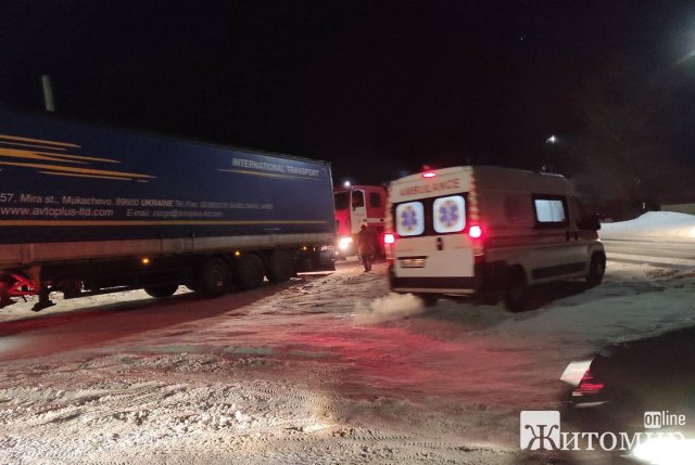 У Новограді-Волинському вантажівка перекрила рух "швидкій", яка їхала на виклик. ФОТО