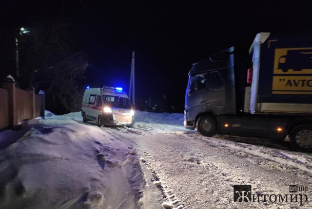 У Новограді-Волинському вантажівка перекрила рух "швидкій", яка їхала на виклик. ФОТО