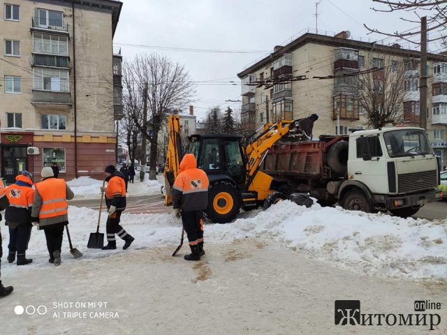 У Житомирі з вулиць почали вивозити сніг. ФОТО