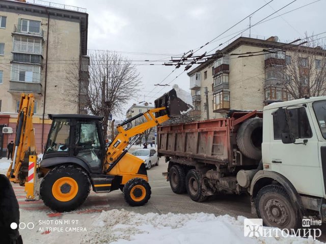 У Житомирі з вулиць почали вивозити сніг. ФОТО