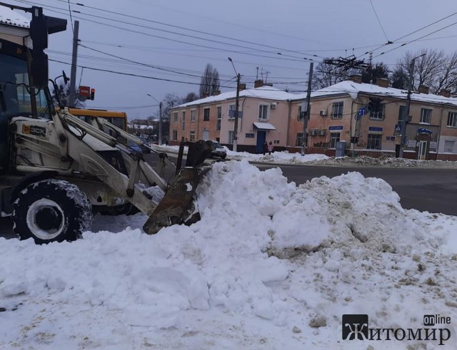 У Житомирі з вулиць почали вивозити сніг. ФОТО